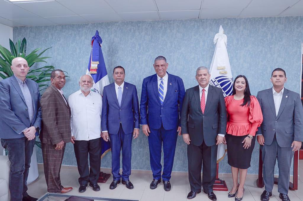 MinInteriorRD's tweet photo. Un avance significativo para la seguridad de nuestra nación. El ministro @chuvasquez, ha sido elegido por el Gabinete Descentralizado para trabajar en el programa de los gobiernos locales de prevención y reducción de la violencia, que desarrollará la Liga Municipal Dominicana. Esta es una iniciativa afirmativa que busca garantizar comunidades más seguras para todos los dominicanos. #Seguridad #Prevención #LigaMunicipalDominicana