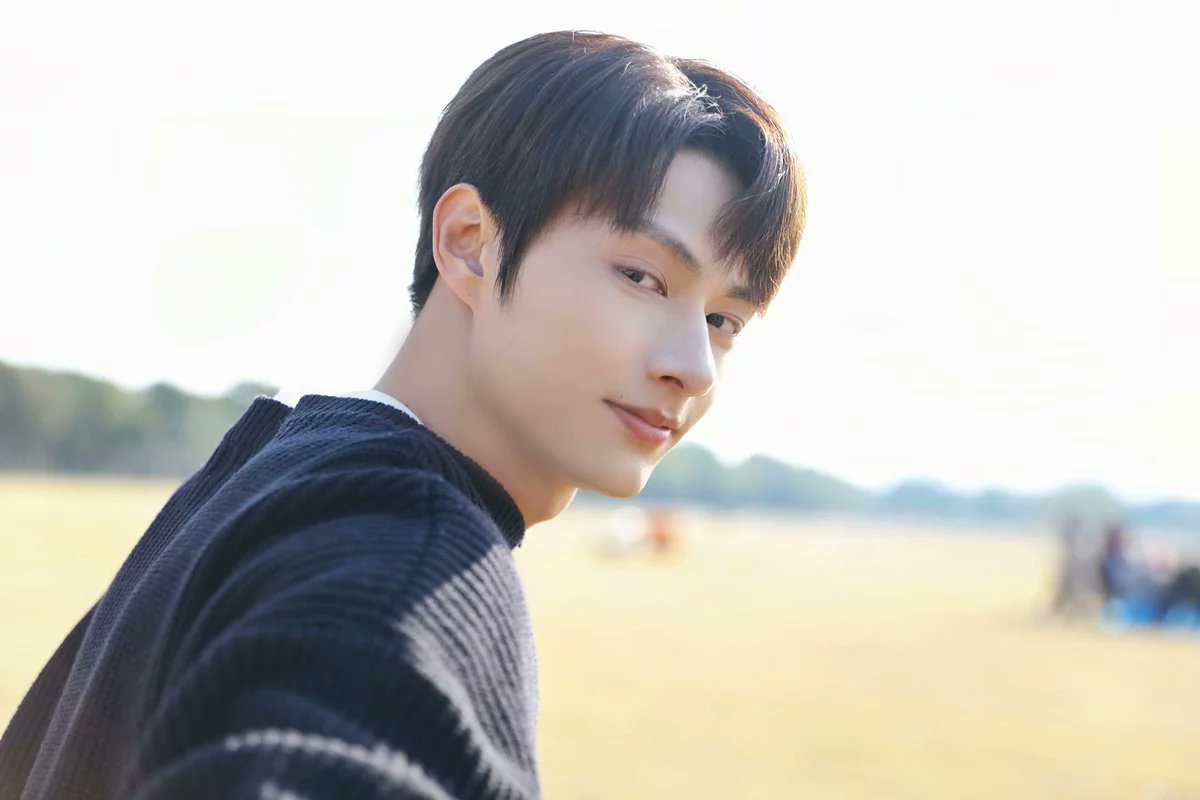 multhuiverse's tweet photo. meaningful silence — short wonhui au. 

wherein jm (jun) and the other Js need a new roommate/aampunin, so he tried to post in a particular fb group. coincidentally, ace (wonwoo) is looking for a dorm.

wala, just basically it. for now. 
i just miss #원휘. happy wonhui day! https://t.co/DAVtl0D1WR