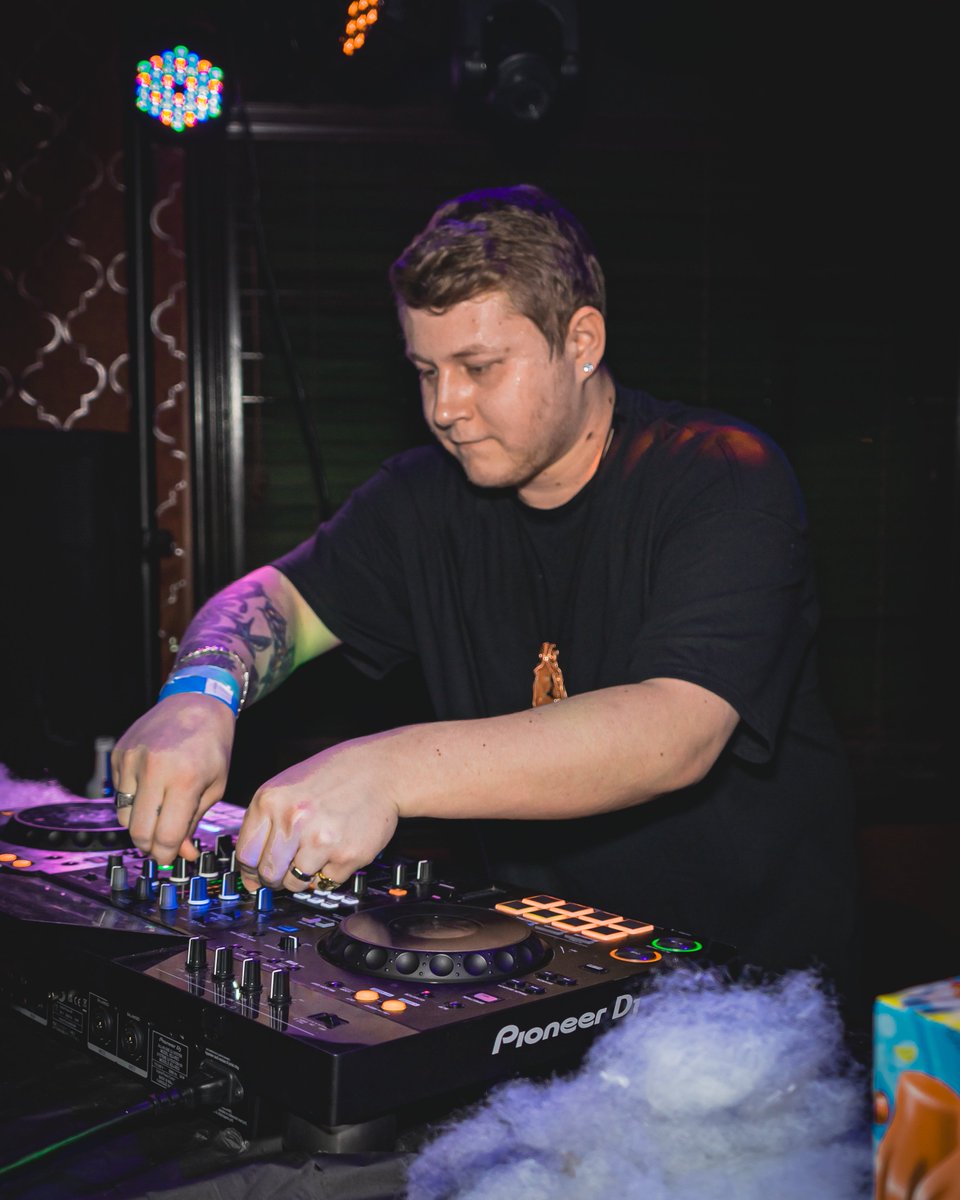 synmedia_az's tweet photo. L8NITEZ throwing down mad 🔥 at Grocery Bash https://t.co/QfVHLBdKRo