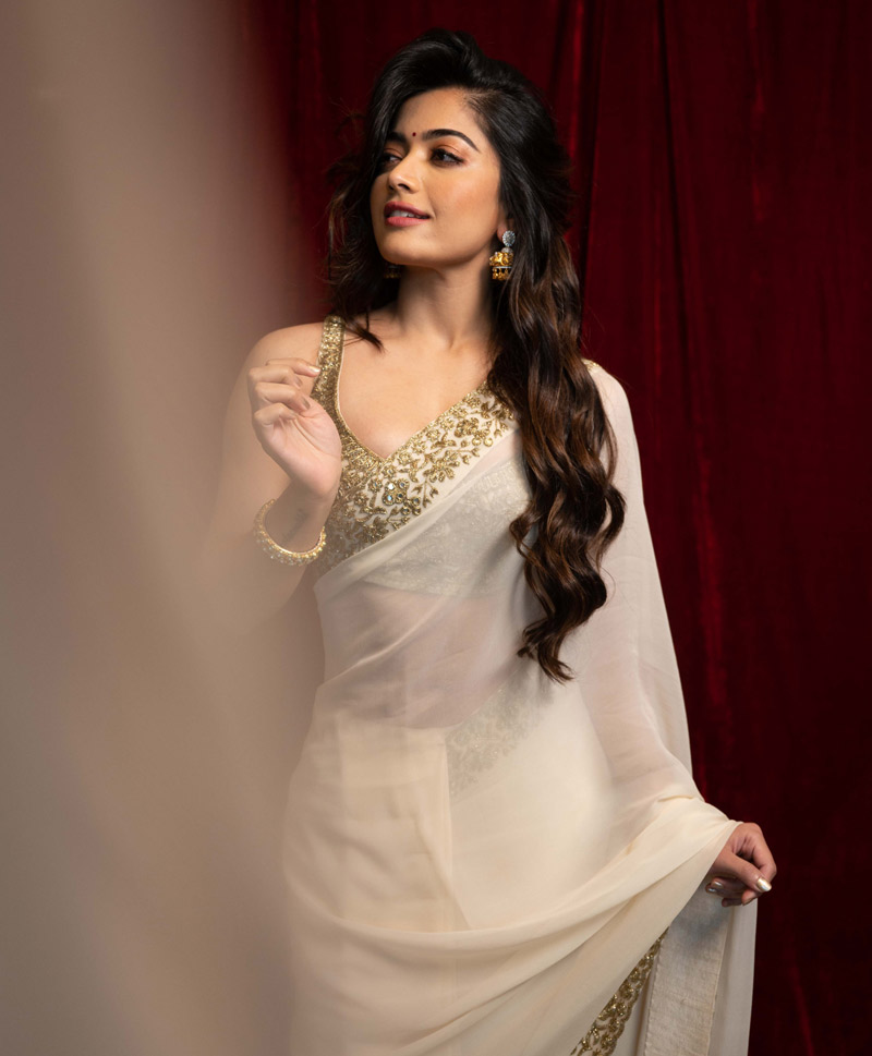 amitkotarya's tweet photo. A saree never tells you to fit in , it makes you stand out !
#RashmikaMandanna #bollywoodactress #cursh https://t.co/3WRWsh62pQ