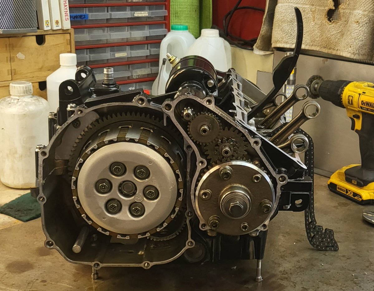 axisadman's tweet image. Oil pump, clutch and starter clutch all fitted today. On to engine stand tomorrow, fit sump and oil pick up system. Happy days. #greasemonkey #yamaha