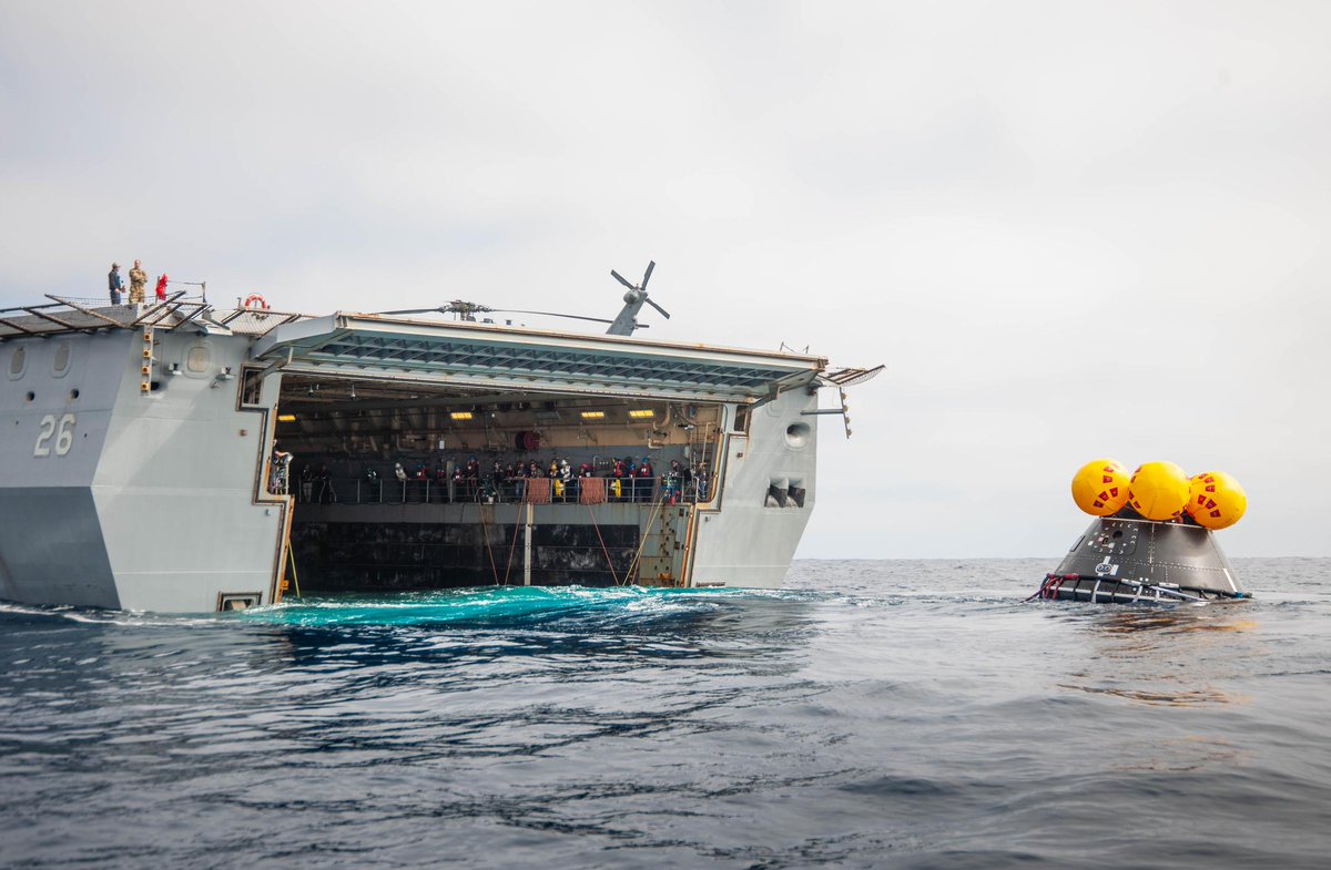 ❗#ICYMI, USS John P. Murtha assists <a href="/NASA/">NASA</a>'s Underway Recovery Test 10❗

The Crew Module Test Article (CMTA) is seen in the waters of the Pacific Ocean during NASA’s Underway Recovery Test 10 (URT-10). The CMTA is a full-scale mockup of the Orion spacecraft and is used by NASA.