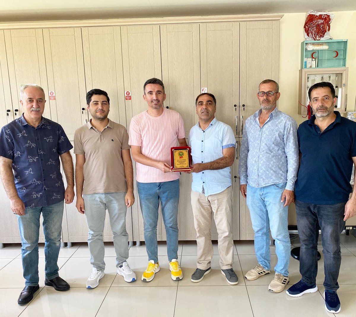 sonmezferhat's tweet photo. 2014'ün sonlarına doğru büyük bir heyecanla burada başladım idarecilik hayatıma. Tam 8 yıl çalışacağım bu kurumda "SON" o kadar uzakta görünüyordu ki bana... 
Şimdi ise ömrüme eşlik eden bu kurumdaki yılların bana kattıklarıyla buruk bir şekilde veda ediyorum... https://t.co/Ry5hmyXZes