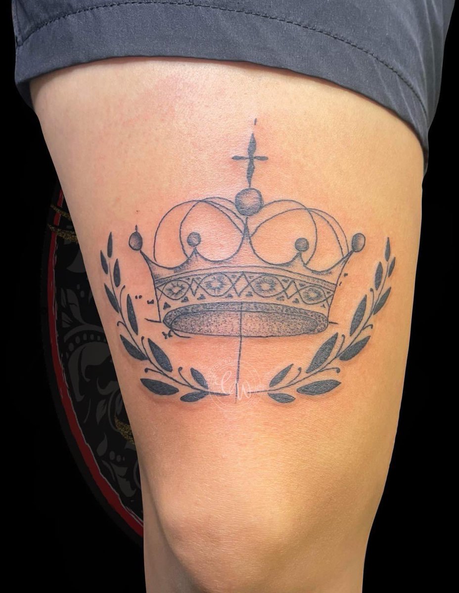 Ink_dbeauty's tweet photo. ✨ Crown Knee Piece by Me ✨

#tattoosbychels #tattoos #crowntattoo #dynamicink #blackandgreytattoo #kneetattoo #northalabamaink https://t.co/6wg314LU2n