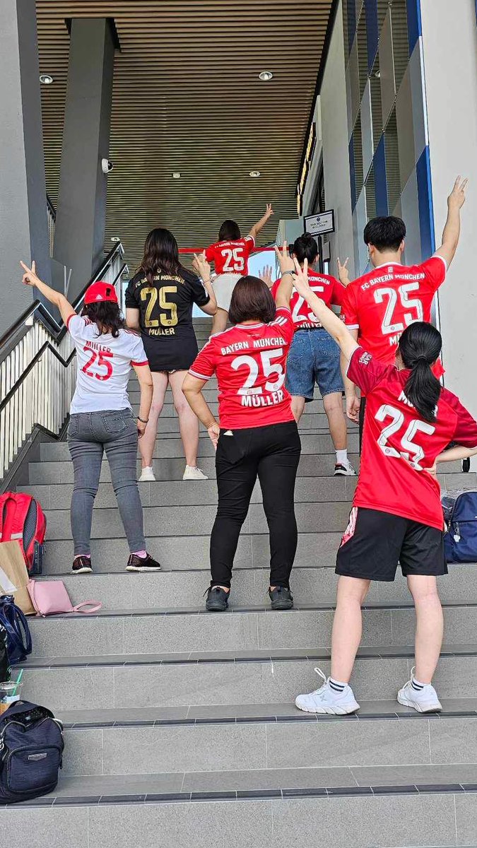 Paris_Rattanun's tweet photo. The great Müller wall 🇹🇭🇨🇳 #25 @esmuellert_ Get well soon. @FCBayern @FCBayernEN #FCBayern #AudiFCBTour #Miasanmia #fcbth #Thaifans #Chinesefans #MiaSanFamily https://t.co/RbAkG1emY0