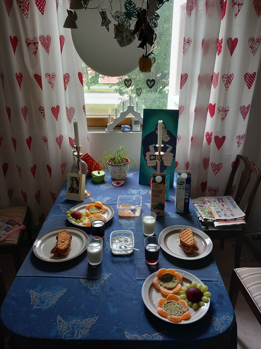 JuhaTenhonen's tweet photo. Tänään oli brunssin sijaan #äijäaamianen, ku poika meni duuniin #heikinpyöräverstas #hotdog #hk #kabanossi #salamicheddar #perheleipomosalonen #jussinporkkanaleipä #kultamuna #paistetutkananmunat kaikki #punalappusii #ravintolakreetaadria #tzatziki #hetelmii #atria #pinaattiletut https://t.co/1BL9frJDoh