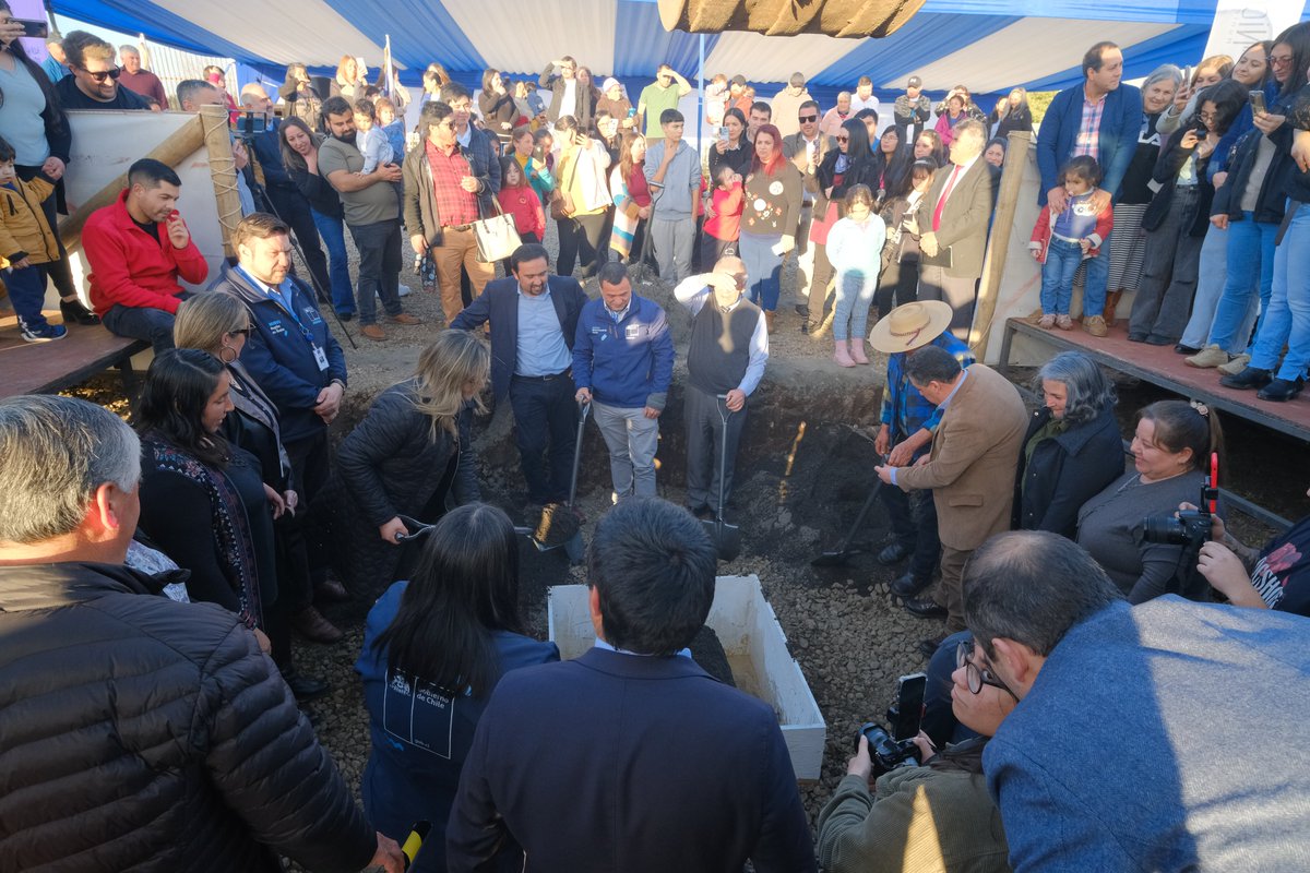 CChCChillan's tweet photo. 🔵El Pdte. de la #CChCÑuble, Ricardo Salman, participó en el evento de colocación de la primera piedra de "Villa Las Lomas de Puyaral" en #SanNicolás, Proyecto de gran significado pues serán las primeras viviendas industrializadas en Ñuble y beneficiará a 84 familias. @damikgi https://t.co/7EqQsxaYPf