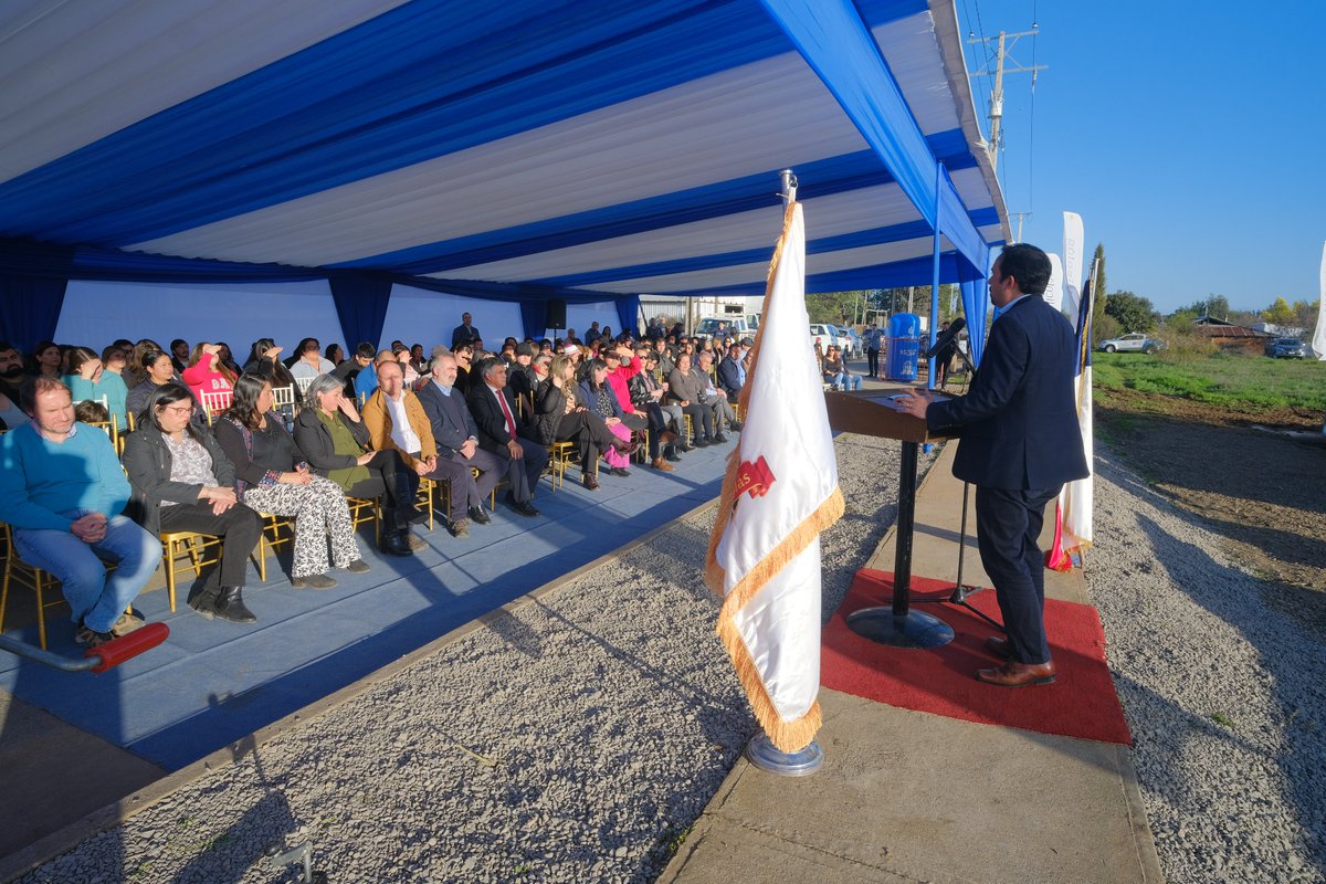 CChCChillan's tweet photo. 🔵El Pdte. de la #CChCÑuble, Ricardo Salman, participó en el evento de colocación de la primera piedra de "Villa Las Lomas de Puyaral" en #SanNicolás, Proyecto de gran significado pues serán las primeras viviendas industrializadas en Ñuble y beneficiará a 84 familias. @damikgi https://t.co/7EqQsxaYPf