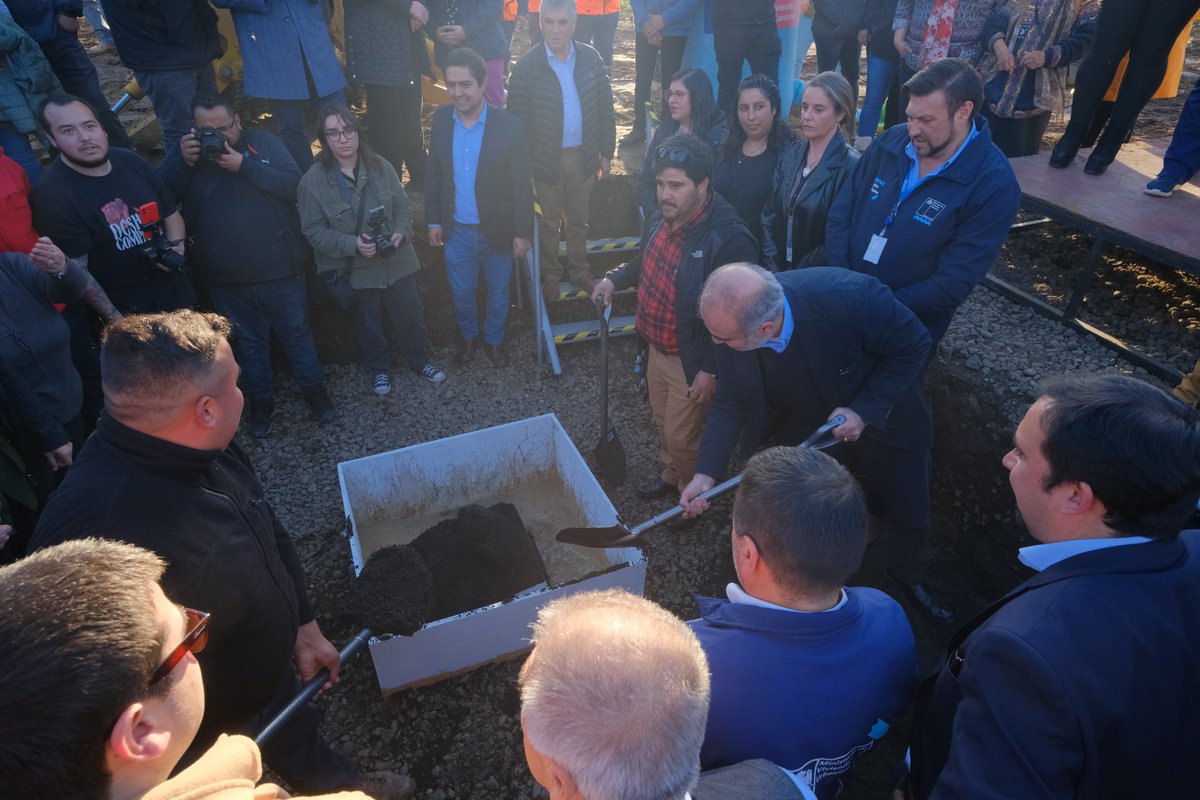 CChCChillan's tweet photo. 🔵El Pdte. de la #CChCÑuble, Ricardo Salman, participó en el evento de colocación de la primera piedra de "Villa Las Lomas de Puyaral" en #SanNicolás, Proyecto de gran significado pues serán las primeras viviendas industrializadas en Ñuble y beneficiará a 84 familias. @damikgi https://t.co/7EqQsxaYPf