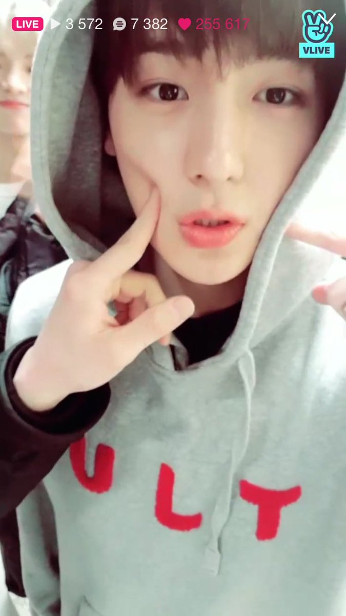 HYUNJAEMACIST's tweet photo. just going through my cameraroll and finding this ss … vlive i miss u plz come back home mama </3 https://t.co/6hvjf1HQoN