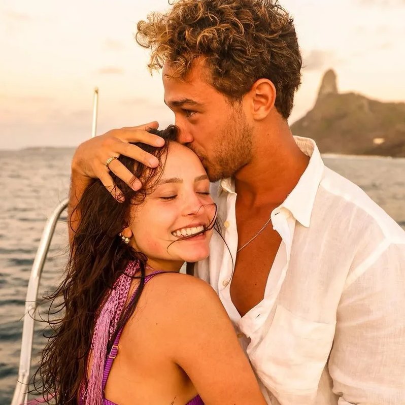AcervoCharts's tweet photo. FALIDOS? Namorado de Larissa Manoela afirma que casal está sem dinheiro:

“De dinheiro a gente não tá bem, mas de felicidade e amor nós estamos nas nuvens.” https://t.co/dw5waBFP8X