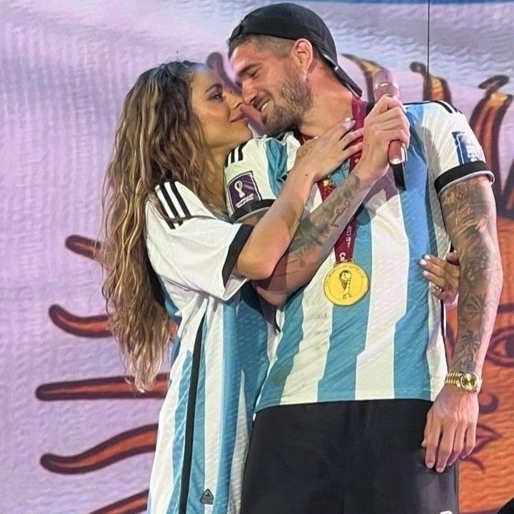 folkbuterag's tweet image. como se atreven a estar felices porque se separaron si tini era pura felicidad cuando estaba con de paul, miren como lo miraba chicas estoy rotisima al menos yo no estoy nada contenta con esta noticia porque tini enamorada es mi concepto favorito y me la quitaron