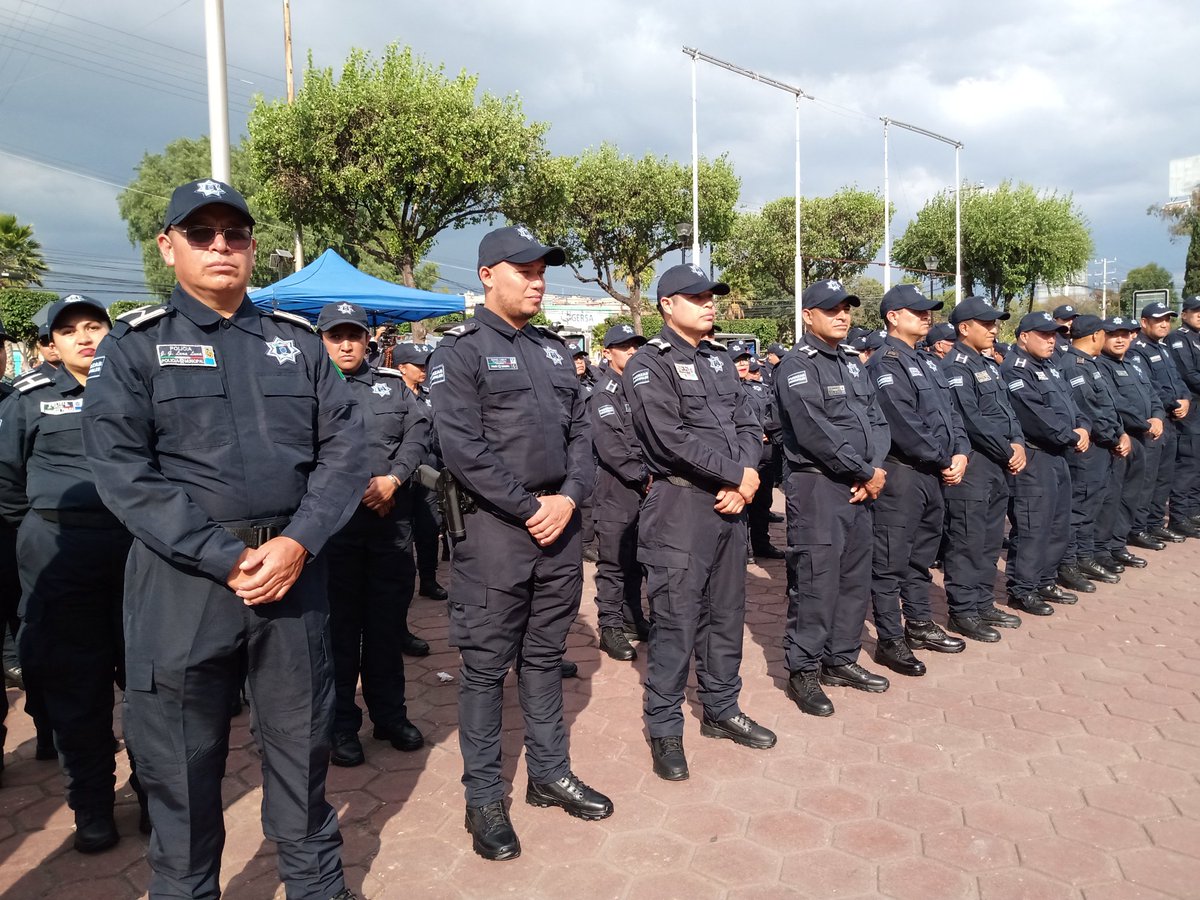 El alcalde <a href="/Pedro_RVillegas/">Pedro Rodríguez V</a> hace entrega de uniformes, chalecos y constancias a elementos de la Dirección de Seguridad Pública y Tránsito municipal de #Atizapán <a href="/PoliciaAtizapan/">Policía Atizapán</a> <a href="/GobAtizapan/">Gobierno de Atizapán de Zaragoza</a>