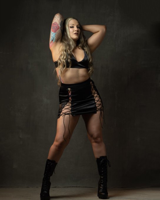 I&rsquo;m back on Twitch tonight!!  10pm ET 🖤  https://t.co/4qIR0Dz4Q4 https://t.co/exnVdT1hoo<a href="/tag/thehex"class="tags"><span>#thehex</span></a><a href="/tag/watchroh"class="tags"><span>#watchroh</span></a>