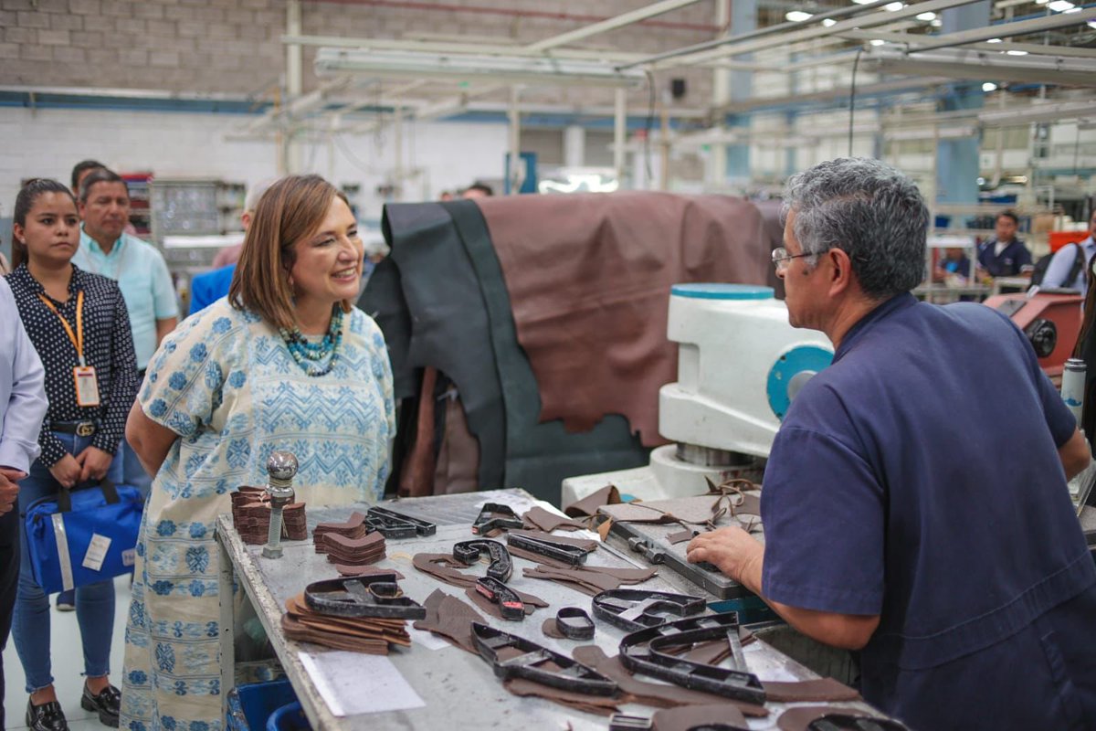 XochitlGalvez's tweet photo. Debemos apostarle a un México en donde nos vaya bien a todas y todos.

Reconozco el trabajo de #Guanajuato. 

Haciendo equipo, trabajadores y empresarios, lograron ser líderes en la industria del calzado. 👞👟

#XóchitlVa https://t.co/LFaCeAUq5T