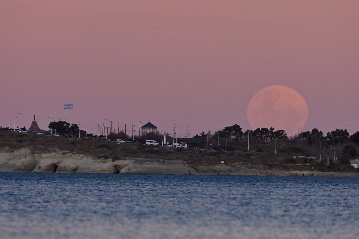 AgenciaTelam's tweet photo. Asi se vio esta noche la superluna conocida como "Luna de Esturión", en Puerto Madryn

📷 Maxi Jonas (@maxijonas) https://t.co/YtzCepaAml