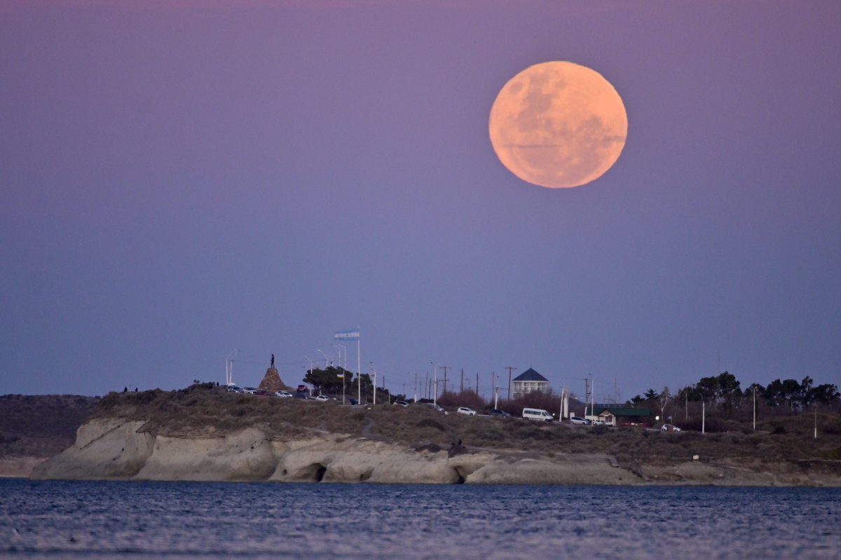 AgenciaTelam's tweet photo. Asi se vio esta noche la superluna conocida como "Luna de Esturión", en Puerto Madryn

📷 Maxi Jonas (@maxijonas) https://t.co/YtzCepaAml