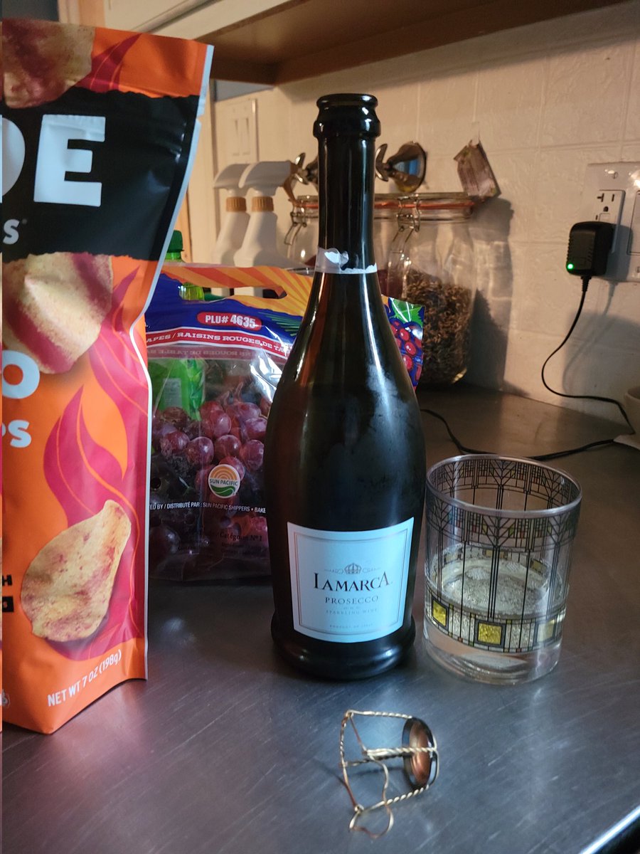 stefani_barry's tweet photo. A champagne (proseco) toast is in order! https://t.co/oR2OwfGMXF