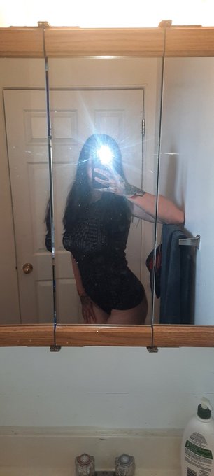 💣  . . . &bull; mirror &bull; curves &bull; no pants &bull; vibin &bull; https://t.co/F1i2leTizc