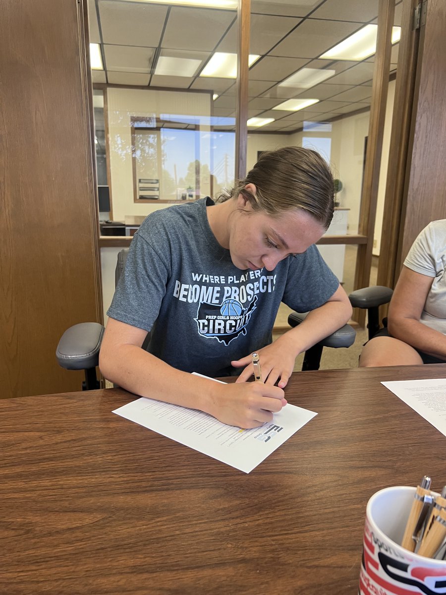 Please welcome <a href="/BraciNyberg/">Braci Nyberg</a> to the ESG family!! Out of Seiling HS she's a 2-time State MVP on track to break 2,000 points! She is a force to be reckoned with!