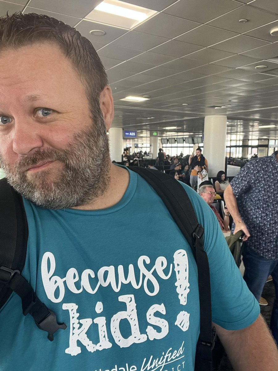 thomascmurray's tweet image. Absolutely love today’s kickoff theme in @ScottsdaleUSD, #BecauseKids. What an amazing group of people. 🙌🏼 I’ll wear this t-shirt with pride moving forward. Love wearing the gear of schools from all across the country. 

Coming your way, Orlando! See you in the morning,