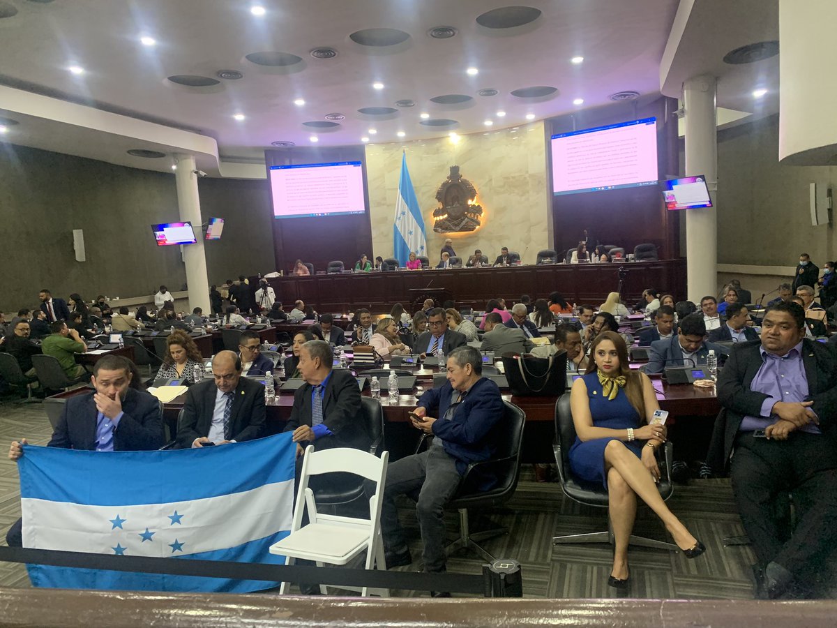 Bancada_PNH's tweet photo. ¡Nuestra Bancada está en PROTESTA!

La Bancada del Partido Nacional se declara en protesta ante una nueva ilegalidad de la Junta Directiva (ilegal) de mandar a sanción a Casa Presidencial el decreto de adhesión de Honduras al CAF.

¡El acta NO fue RATIFICADA! https://t.co/YUjlMuEX3G