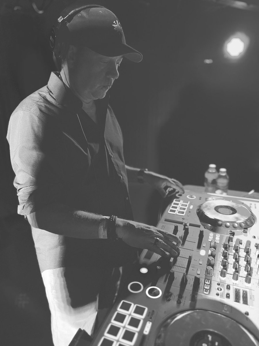 slamagents's tweet photo. The legendary @KellyReverb signing a record for a fan! 
#housemusiclovers https://t.co/wbPj6HeoTp