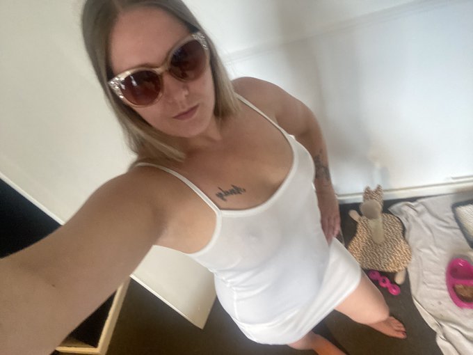 Hi everyone my partner thinks I&rsquo;m disgusting and fat what do you all think xx https://t.co/qHrRM81QS
