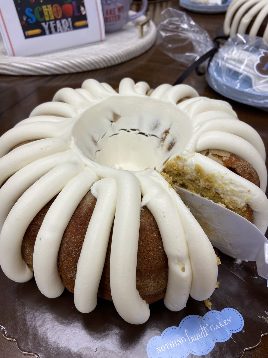 AcworthLiteracy's tweet photo. Thank you to our admin, @Team_AcworthES and @EmanuelTorralba , for the delicious first-day-of-school treats! A sweet start to a great year! #WeAreAcworth @nothingbundt https://t.co/RWMDBCbLXF