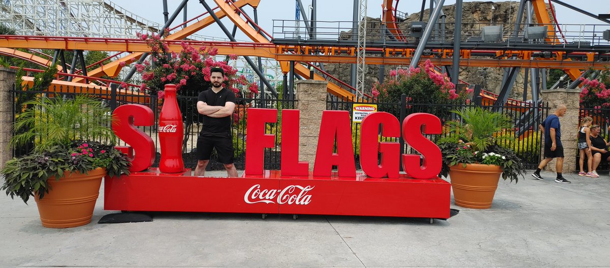 smore_joy's tweet photo. Six Flags with the carolina squad https://t.co/957jeTN9CI