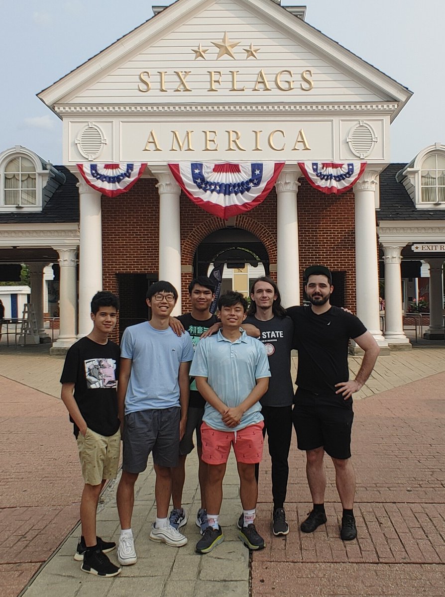 smore_joy's tweet photo. Six Flags with the carolina squad https://t.co/957jeTN9CI