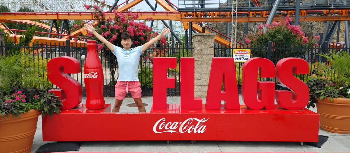 smore_joy's tweet photo. Six Flags with the carolina squad https://t.co/957jeTN9CI