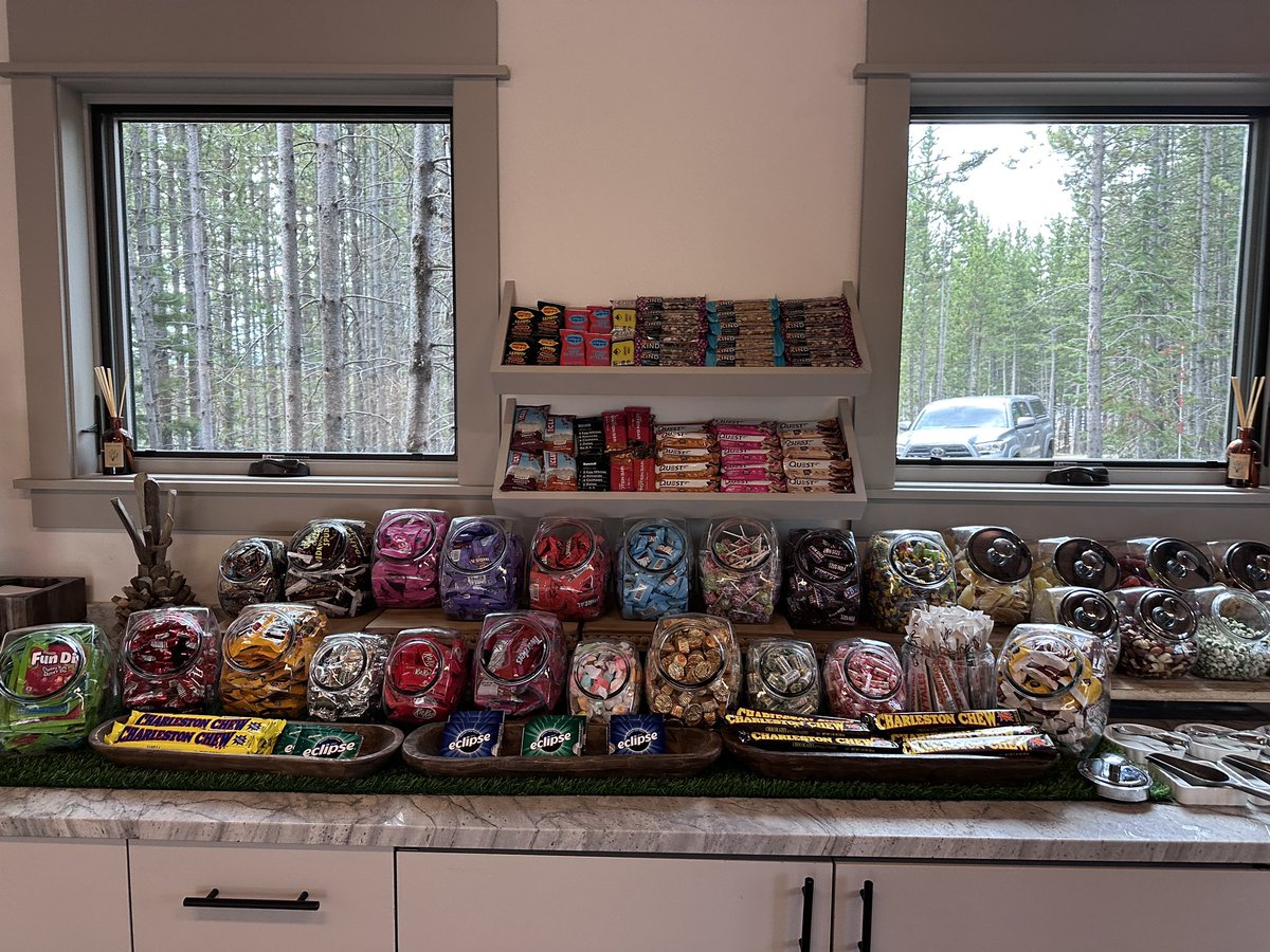 Top100Rick's tweet photo. Many golf courses have comfort stations.  But Yellowstone Club has COMFORT stations. Hard to show or even list all the goodies available to consume. 

Brats and dogs with all fixins 
Awesome steak sandwich!
Salads, fruits, and chicken salad
Insane candy selection
Soft serve ice cream with toppings 
Fresh baked cookies and brownies 💯
Ice cream bars and sammies 
Protein bars, nuts, dried fruits 
Espresso machine 
Sodas, ice coffees, local root beer

They covered everything! Only issue is you can’t possibly try everything you want to try in one round!!

Comfort Station Rating: 9.4

#top100comfortstations