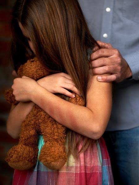 vamosdaumbasta's tweet photo. Praticado, na maioria das vezes, a violência sexual que uma criança sofre vem da parte de familiares ou pessoas do círculo de convivência da criança e da/o adolescente, o abuso sexual infantil compreende uma série de práticas sexuais que podem ou não envolver contato físico. https://t.co/qb7l31bAlQ