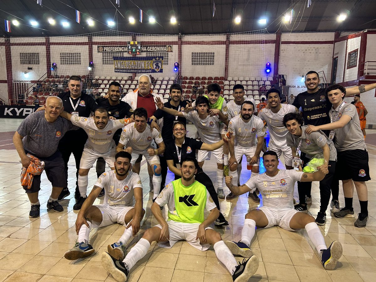 NicoDeLeonOrue's tweet photo. 🍊𝐆𝐀𝐍𝐎́ 𝐉𝐀𝐕𝐄
Final del partido en el Polideportivo de José Meza con victoria del equipo olimareño en el debut del sudamericano de Futsal 

JAVE 🇺🇾8️⃣  RAIMUNDI 🇧🇷2️⃣

⚽️⚽️ Matias Gallegos
⚽️⚽️Ramon Mongelos
⚽️ Juliano Machado-Martin Aldave-Valentin Machado-Fabian Hernández https://t.co/xARcWYxfI8