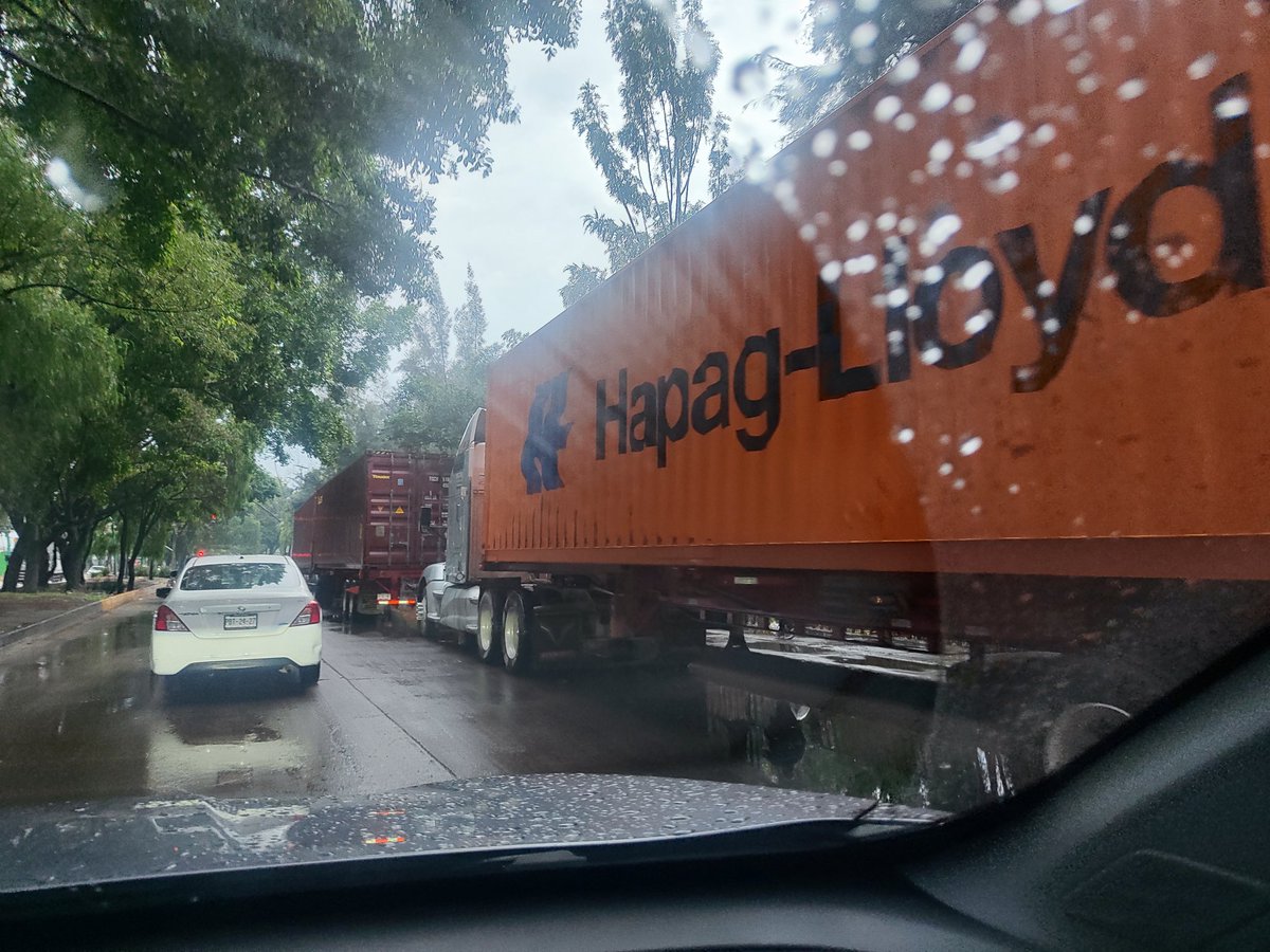 maya_lpz's tweet photo. @FerrovalleMX  no se que cambiaron últimamente pero su control de acceso en Ceylan genera filas kilometricas de trailers 😞 https://t.co/GUWQk8yti3