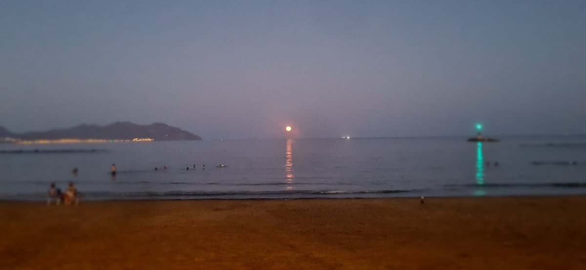Santiagodelalam's tweet photo. Luna 🌛 "casi llena" sobre un Mediterráneo plomizo.Plomo y plata que vaciaron de sus montes fenicios, cartagineses y romanos. En casa, entre todo ello, entre mi Galerica, #LaAzohía y #CaboTiñoso. Entre Almadrabas e #Icues.  En mi #CostadeCartagena 🇩🇰 😍 https://t.co/cprhYdtXzX