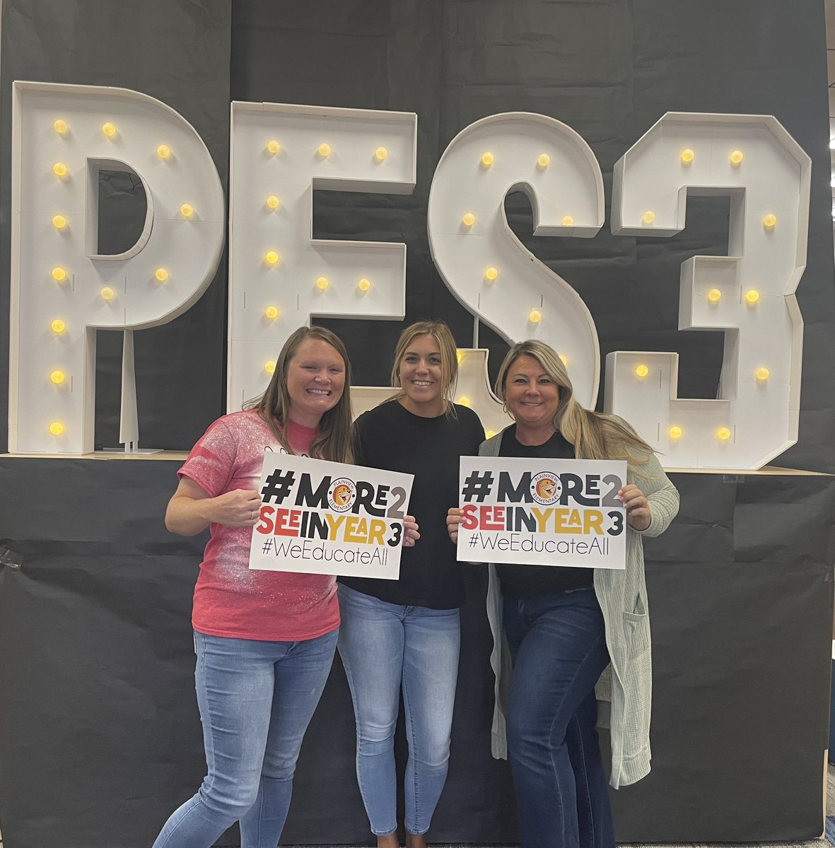 Excited for the new year with these #otterlyAwesome teammates!🍎🦦✏️
#more2SeeInYear3
#excellenceIsInPlainview