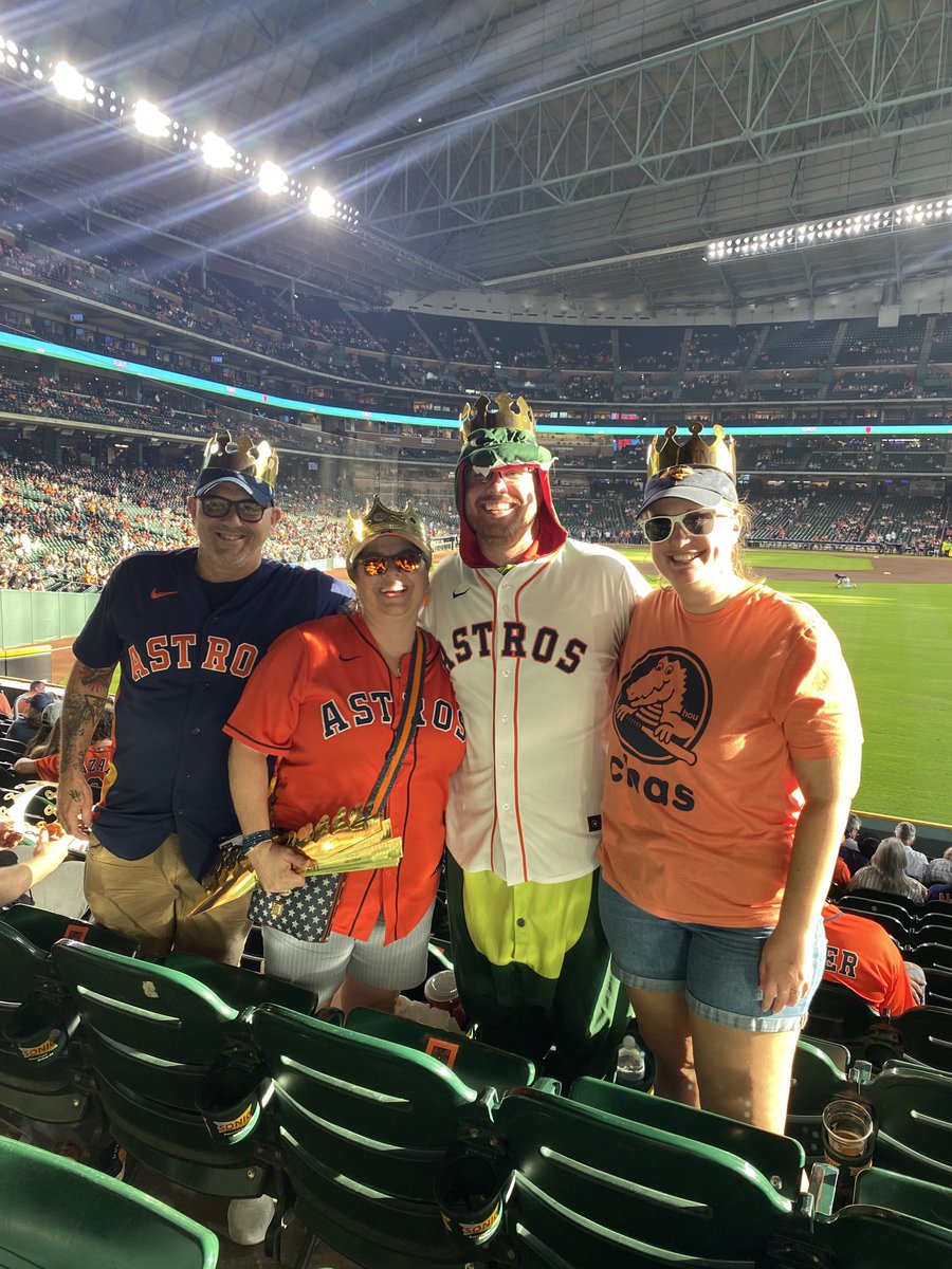 ChasChomp's tweet photo. WE ARE HERE WITH KING TUCKโS COURT READY TO CELEBRATE โฆ@chazzyfizzzโฉ SURVIVING THE TRADE DEADLINE!
LETโS GOOOOO
CHAS CHAS CHAS ๐๐๐ #Ready2Reign https://t.co/j0UFo4Rn9b