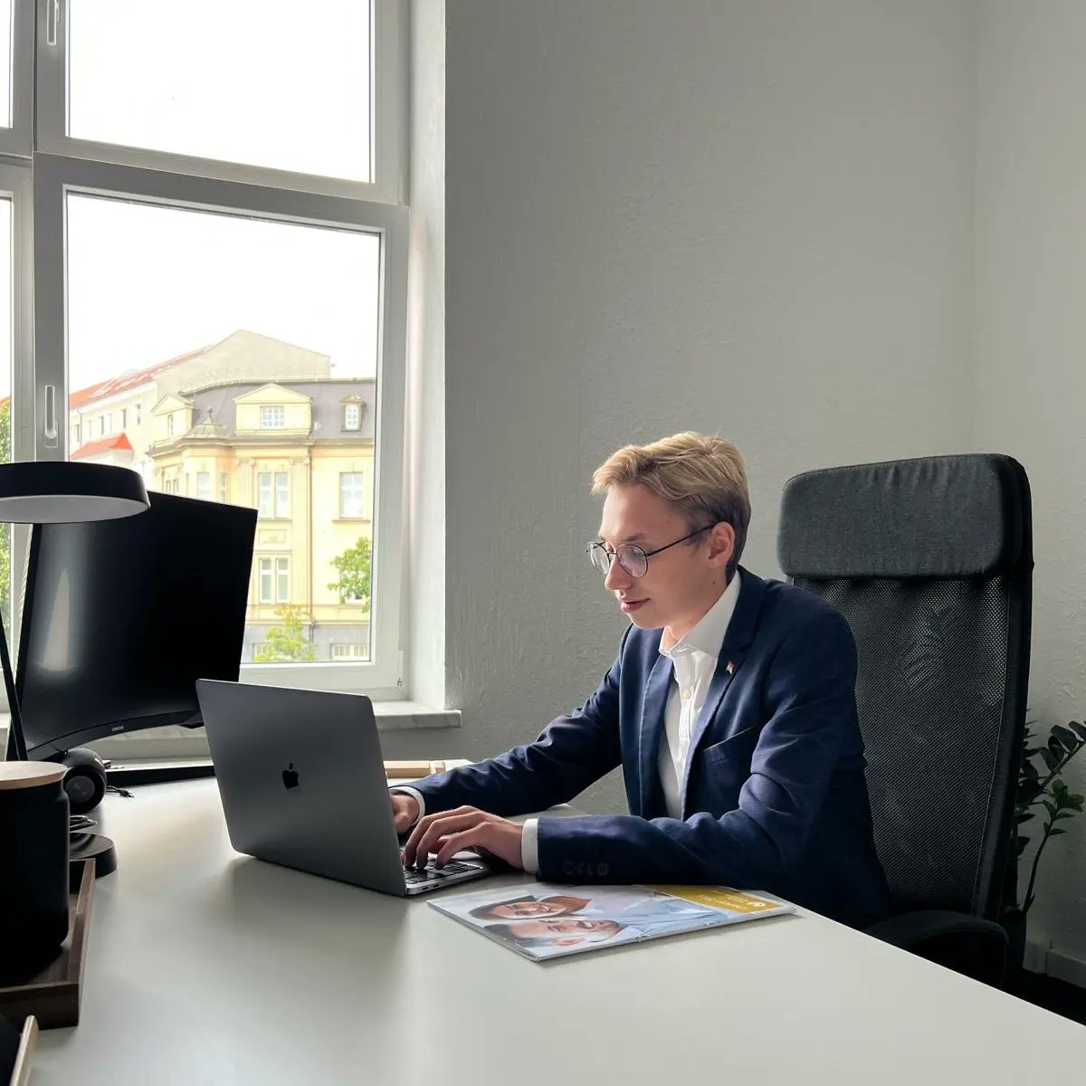 MaxLoecher's tweet photo. Mein Start in die Selbstständigkeit🚀
Nicht nur in der #Politik möchte ich ein #Chancengeber sein, sondern auch beruflich. Ich habe es mir zur Aufgabe gemacht, die #Wünsche und #Ziele meiner Mandanten zu erfüllen.
Ihr wollt mehr darüber erfahren?
#Cottbus #Brandenburg #Berlin https://t.co/U3YhBjSxRX