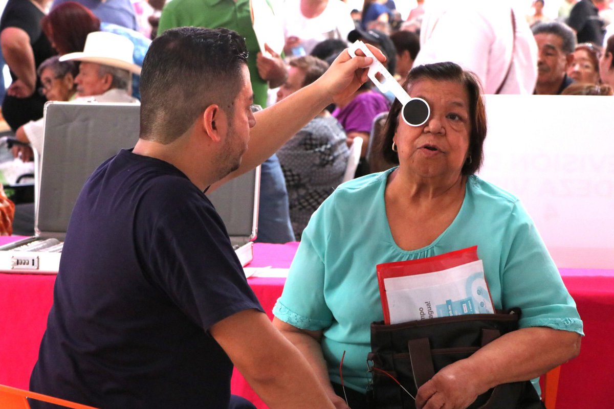 RomanCepeda's tweet photo. Junto con Selina, mi esposa, pusimos en marcha 🤝 el programa de salud visual y auditiva “Con el DIF tú también puedes ver y escuchar”, en el que atenderemos a 500 personas que necesitan cirugías de cataratas y haremos entrega de 400 aparatos auditivos🦻. https://t.co/87xuaRy7pH
