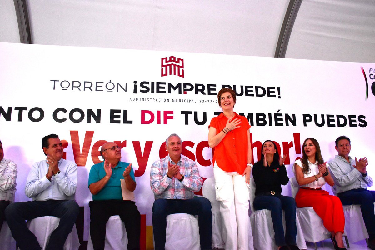 RomanCepeda's tweet photo. Junto con Selina, mi esposa, pusimos en marcha 🤝 el programa de salud visual y auditiva “Con el DIF tú también puedes ver y escuchar”, en el que atenderemos a 500 personas que necesitan cirugías de cataratas y haremos entrega de 400 aparatos auditivos🦻. https://t.co/87xuaRy7pH
