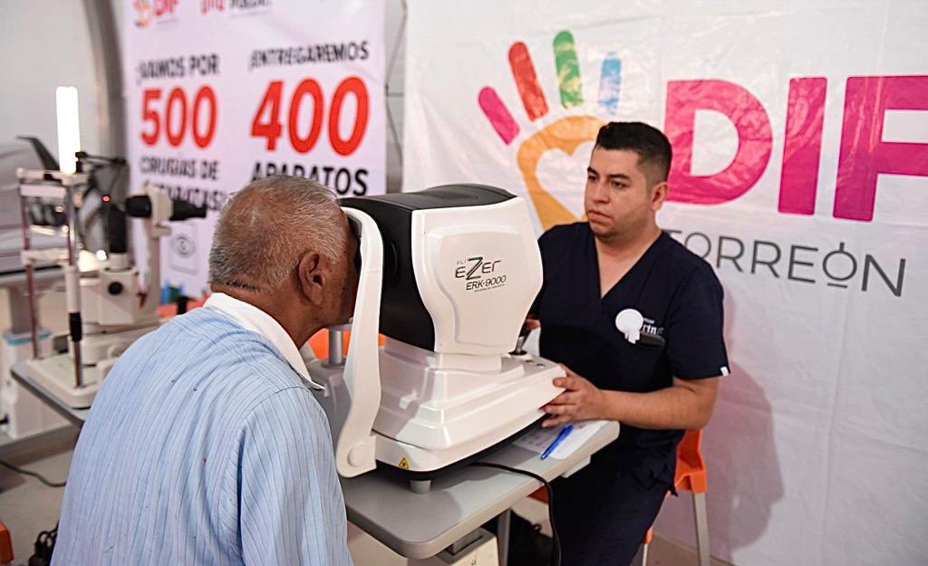 RomanCepeda's tweet photo. Junto con Selina, mi esposa, pusimos en marcha 🤝 el programa de salud visual y auditiva “Con el DIF tú también puedes ver y escuchar”, en el que atenderemos a 500 personas que necesitan cirugías de cataratas y haremos entrega de 400 aparatos auditivos🦻. https://t.co/87xuaRy7pH