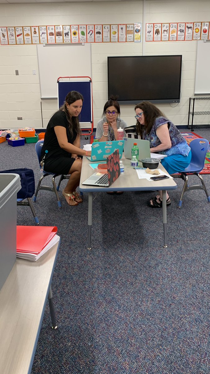 ClaudiaYar's tweet photo. Working lunch with our amazing first grade team at Caldwell! #MyMISD #WeareMISD #WeareCaldwell #CaldwellCatsPride @GibCaldwellElem https://t.co/CHNlMrLqTs