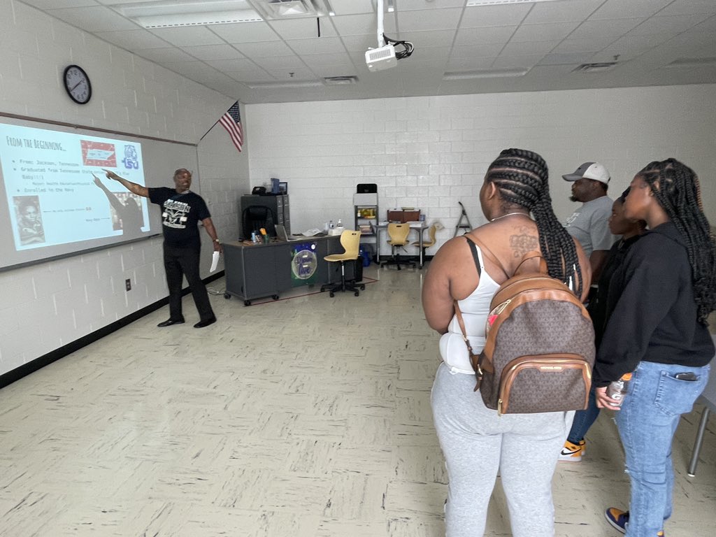 ENunnallyEdu's tweet photo. Amazing turnout for the @MHS_WarHawks yesterday! S/O to @LearnInHenry for the cameo! Our families showed up in a MAJOR way &amp; are definitely excited for the #BestFirstDayEver! #OurWinningSeason @MsCastilloMHS @DrCrysWilliams @kbturner973 @PrincipalBGame @ljswiggins @MASuddeth https://t.co/er8EjZYxBu