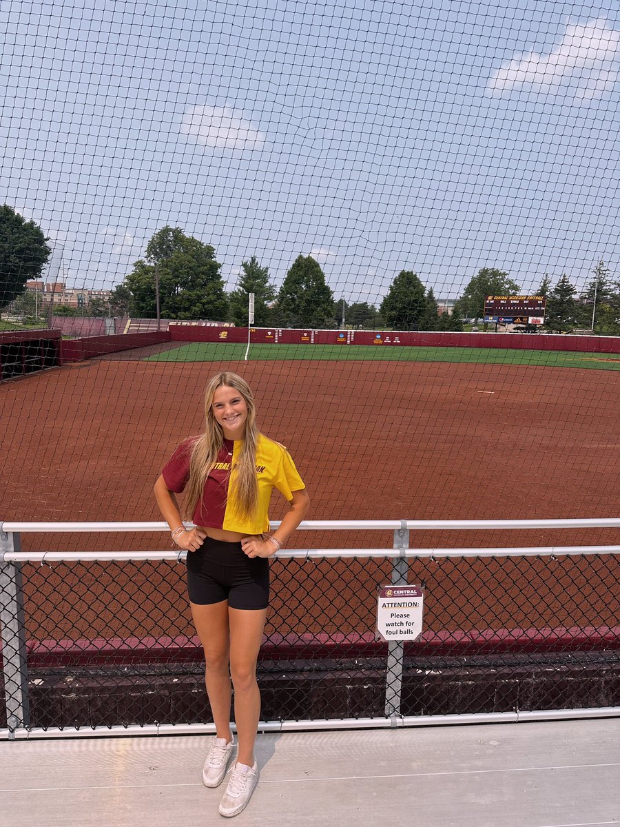Jkuzara17's tweet photo. I’m so excited to announce that I have decided to stay in my home state and continue my athletic and academic career at Central Michigan! A big thank you to my coaches, teammates, and especially my parents. So beyond excited for this opportunity! Fire up chips!🔥👆 https://t.co/UPaLv7tEW7
