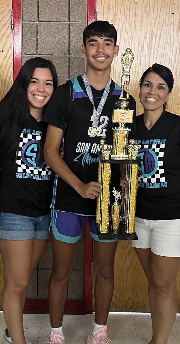 aarongarcia2025's tweet photo. playing on this team we will always be undersized , weaker , not intimidating, and simply underdogs. This weekend was the best basketball we've ever played as a team and building chemistry all through the summer for this very tournament. proud of all of y'all ππ #samambas #1st https://t.co/Eby8L3Nh77