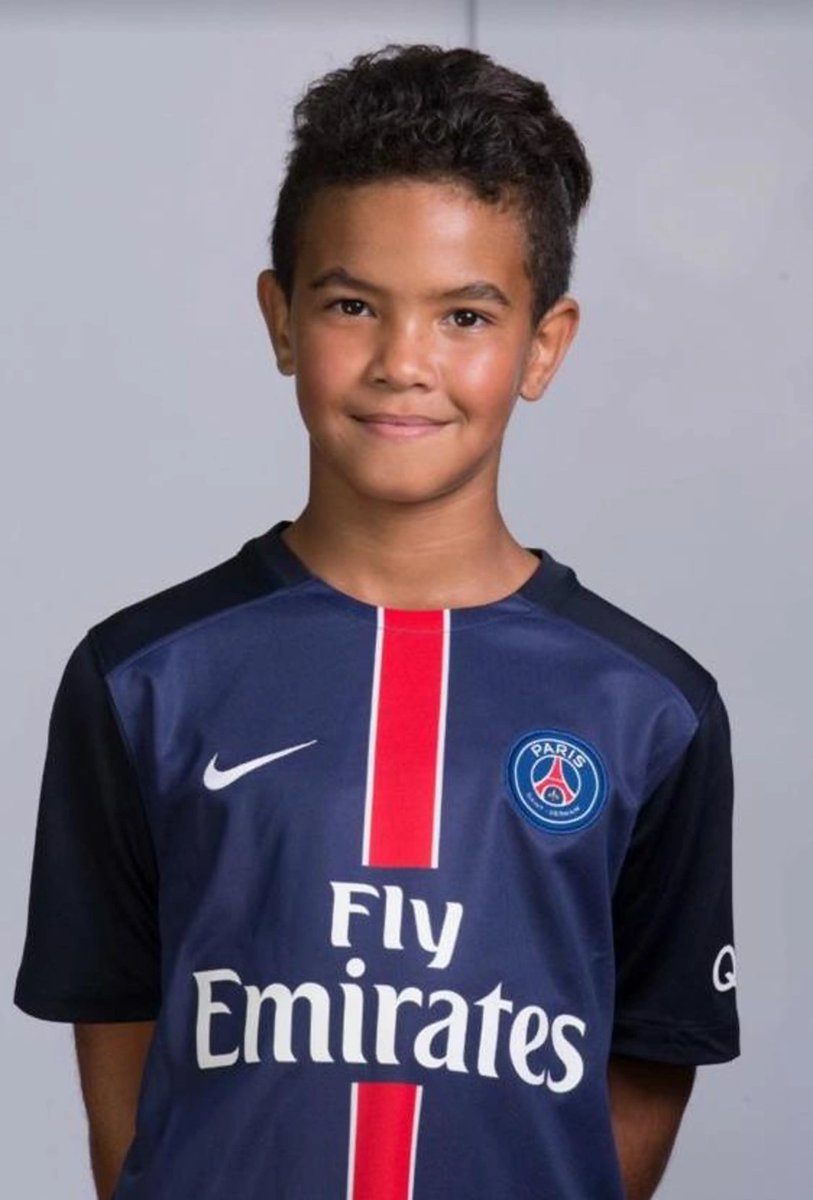 MediaParisien's tweet photo. 🤔 Qui est ce joueur du PSG ? https://t.co/0WZ0wKtwk5