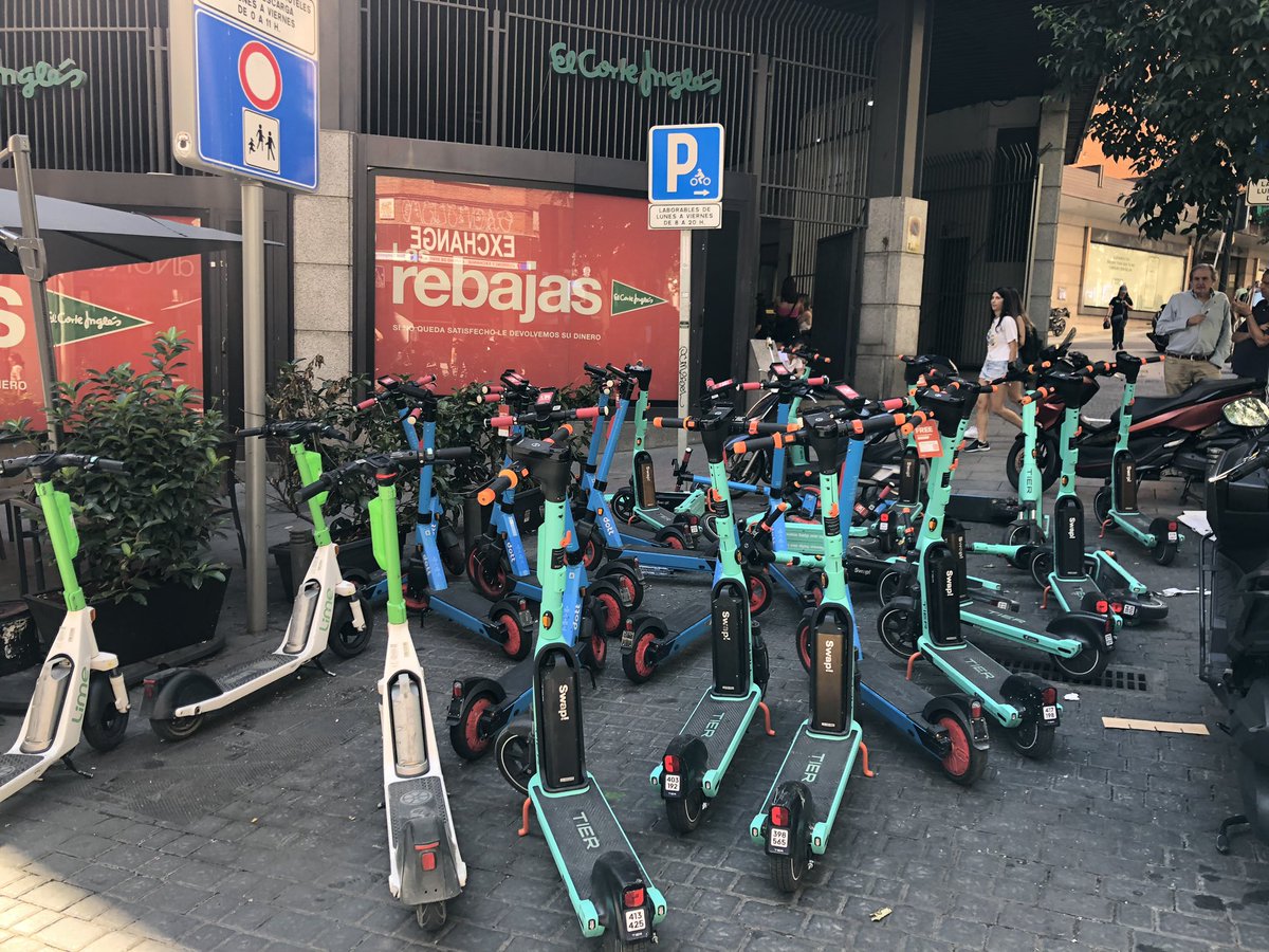 Raquel_1984's tweet photo. Intentar aparcar tu moto en los sitios delimitados de Madrid cada día es más difícil… O ponen más zonas, o que regulen esto… igual que @bicimad tiene su espacio, que se acote el espacio para patinetes… https://t.co/nJJbbbgjHU