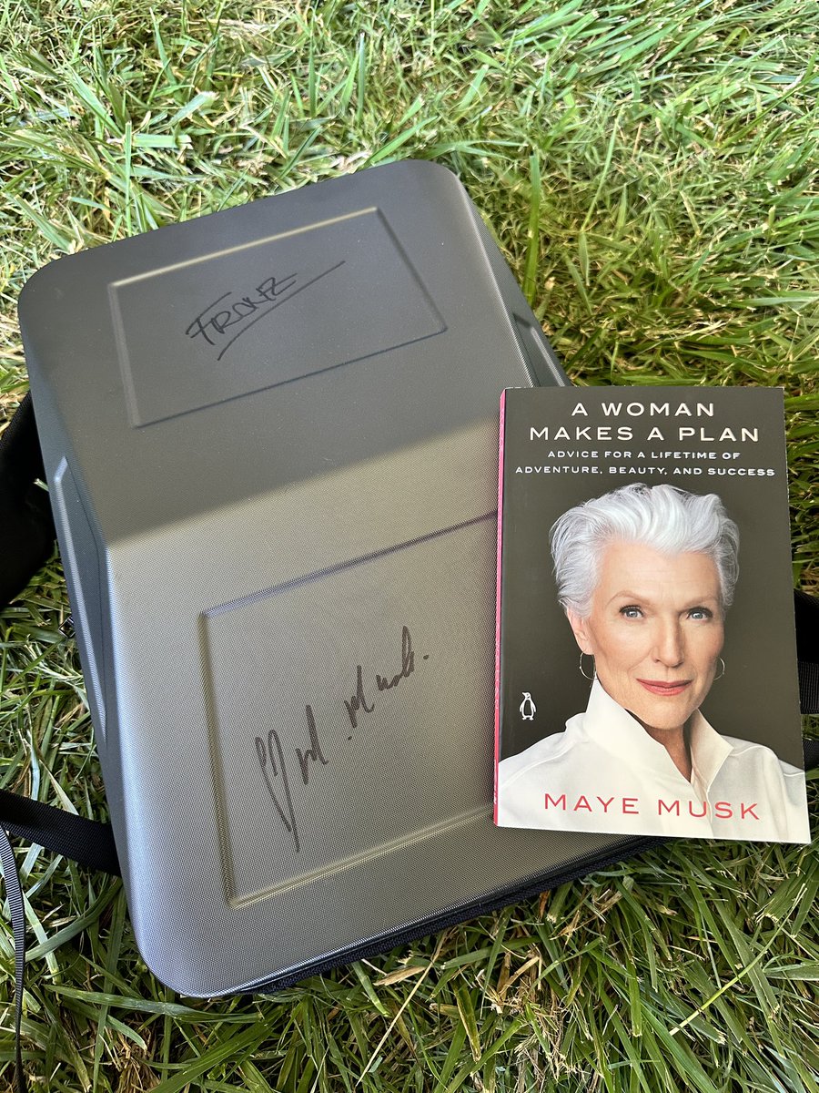ChargePozitive's tweet photo. @mayemusk @teslaownersSV @Tesla @caaspeakers And thanks for signing my #CyberBackpack ! Thank you so much for coming and sharing your story with us! 🎉 https://t.co/rLITprqU8i